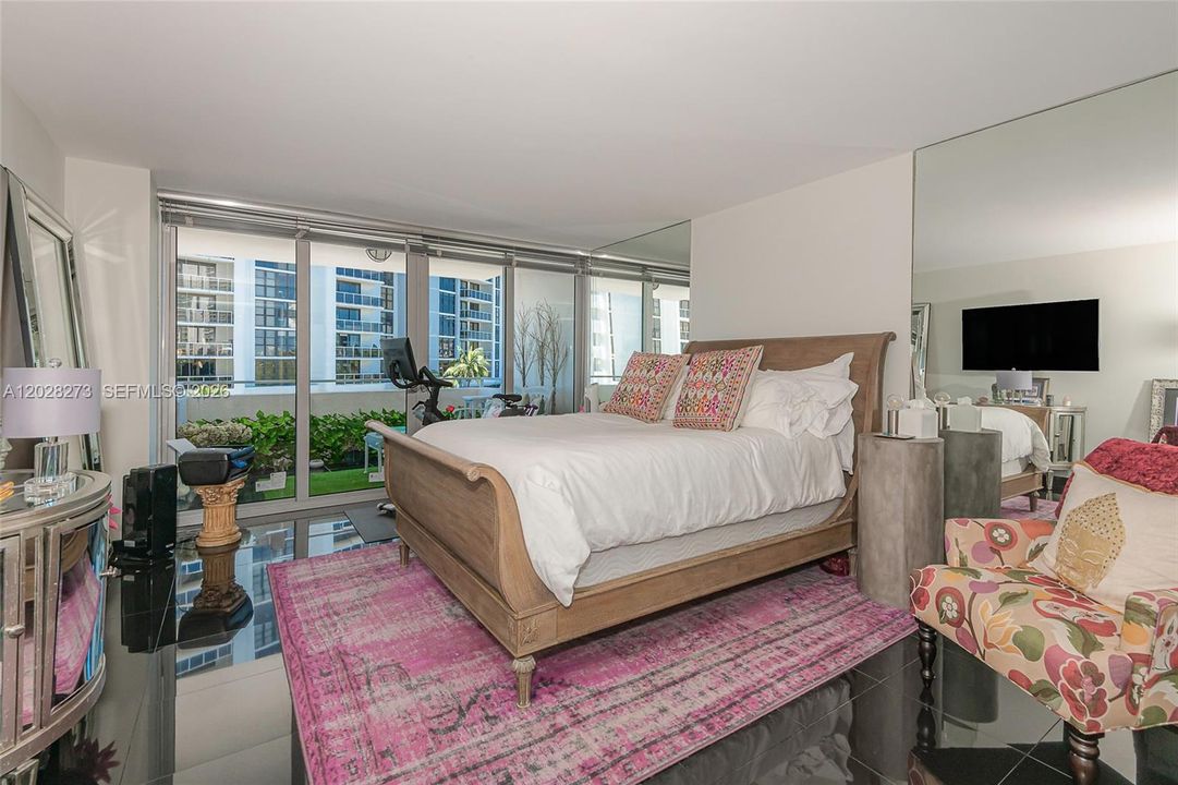 For Rent: $4,500 (1 beds, 1 baths, 1027 Square Feet)