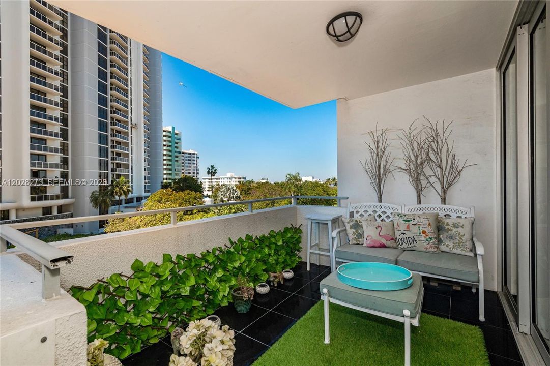 For Rent: $4,500 (1 beds, 1 baths, 1027 Square Feet)