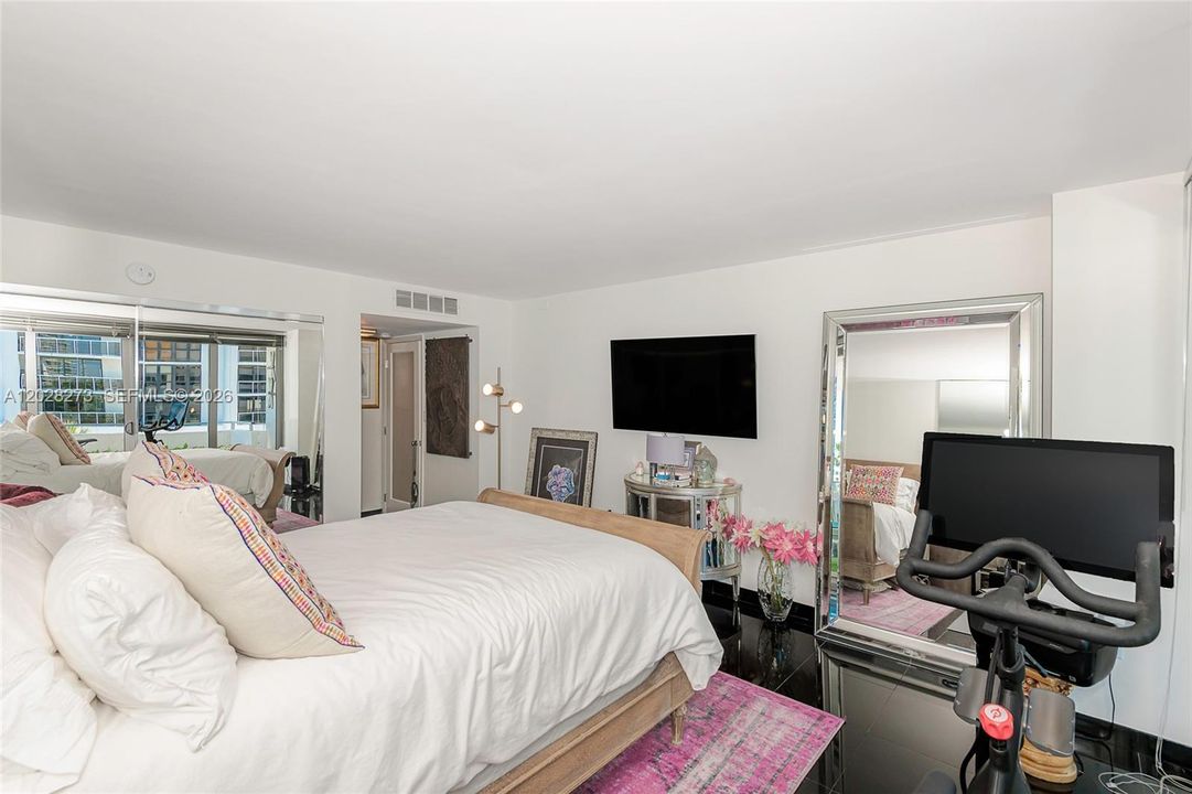 For Rent: $4,500 (1 beds, 1 baths, 1027 Square Feet)