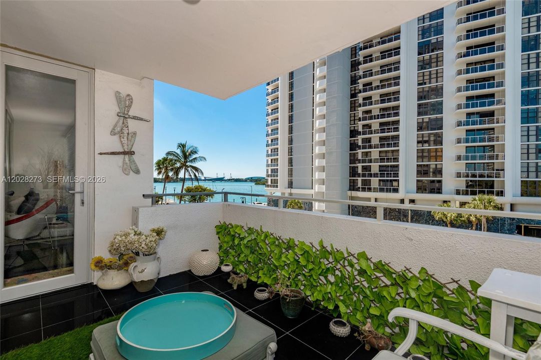 For Rent: $4,500 (1 beds, 1 baths, 1027 Square Feet)