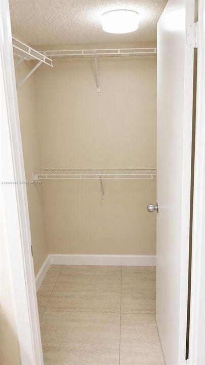 For Rent: $2,300 (2 beds, 2 baths, 981 Square Feet)
