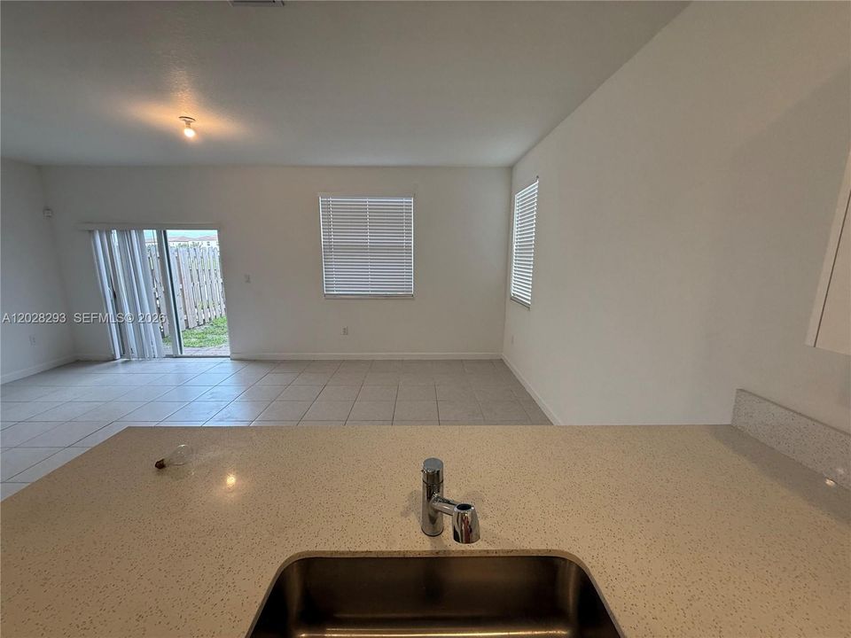 En Venta: $575,000 (4 camas, 2 baños, 1820 Pies cuadrados)