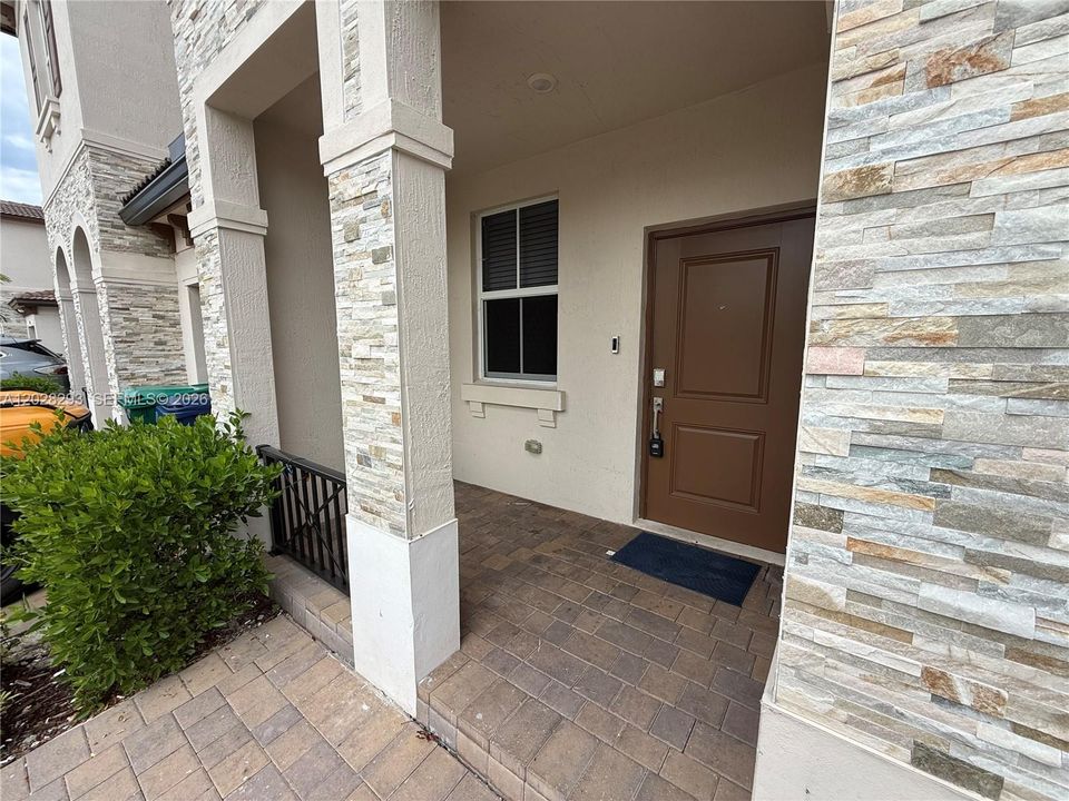 En Venta: $575,000 (4 camas, 2 baños, 1820 Pies cuadrados)