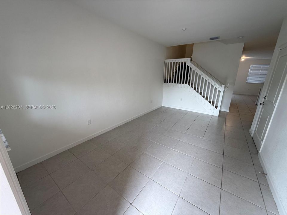 En Venta: $575,000 (4 camas, 2 baños, 1820 Pies cuadrados)