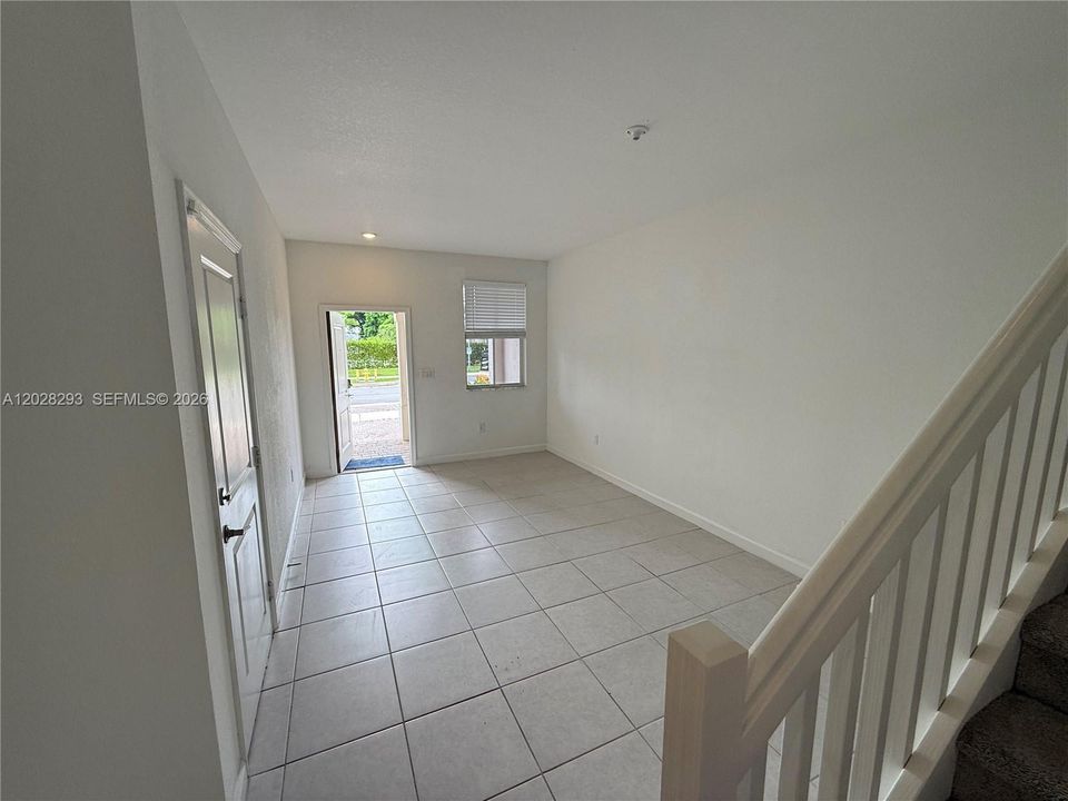 En Venta: $575,000 (4 camas, 2 baños, 1820 Pies cuadrados)