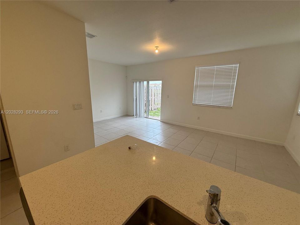 En Venta: $575,000 (4 camas, 2 baños, 1820 Pies cuadrados)