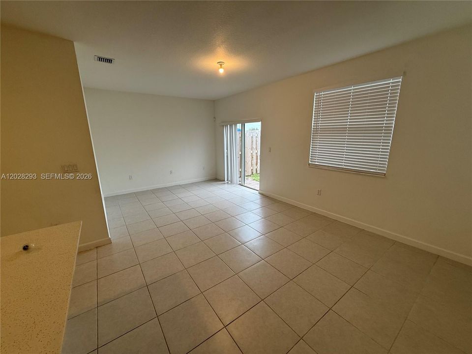 En Venta: $575,000 (4 camas, 2 baños, 1820 Pies cuadrados)