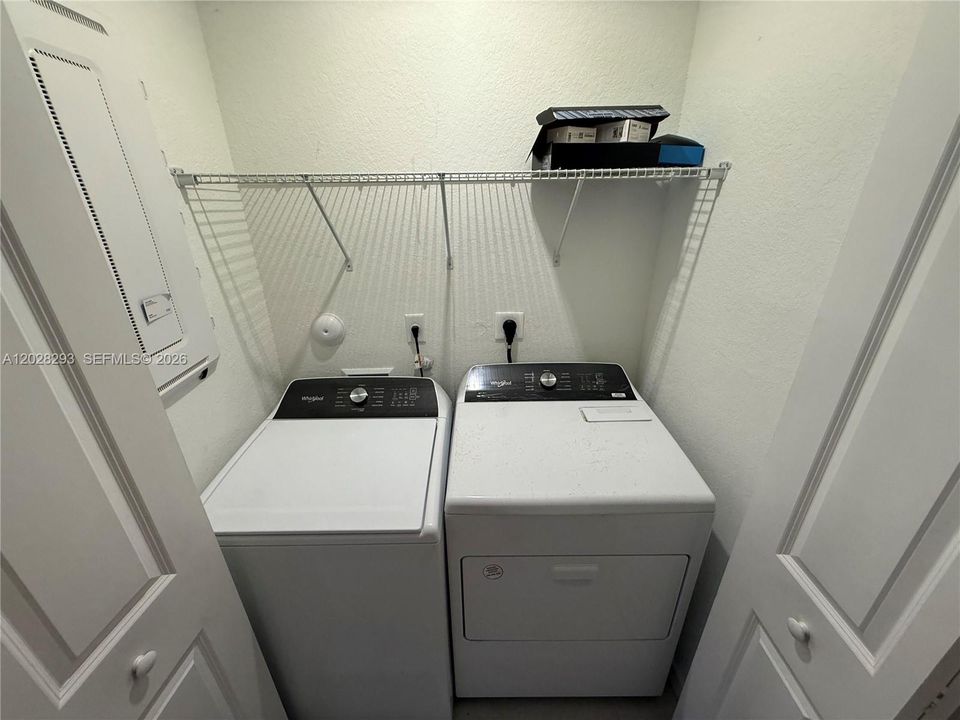 En Venta: $575,000 (4 camas, 2 baños, 1820 Pies cuadrados)