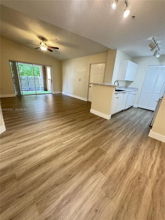 Active With Contract: $2,000 (1 beds, 1 baths, 690 Square Feet)