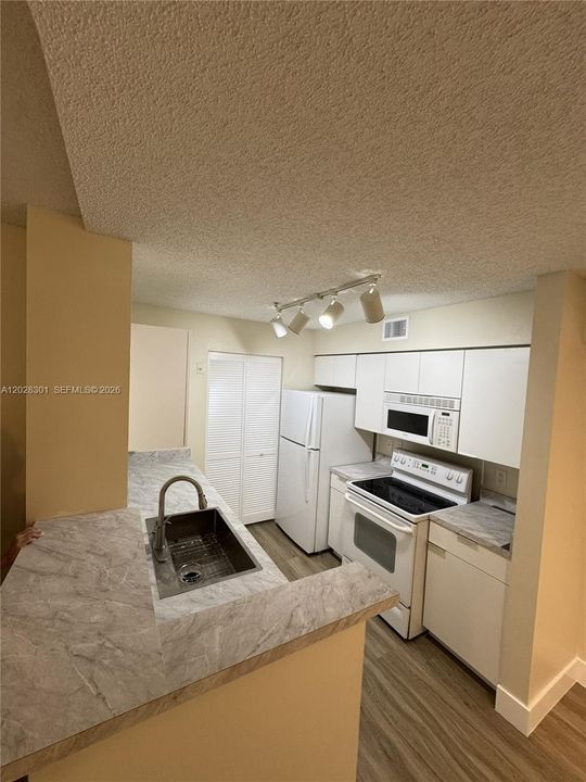 Active With Contract: $2,000 (1 beds, 1 baths, 690 Square Feet)
