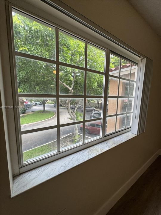 Active With Contract: $2,000 (1 beds, 1 baths, 690 Square Feet)