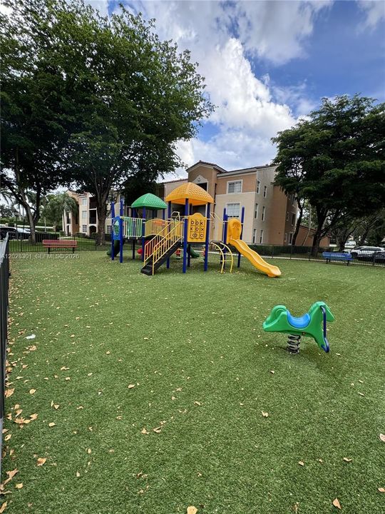 Active With Contract: $2,000 (1 beds, 1 baths, 690 Square Feet)