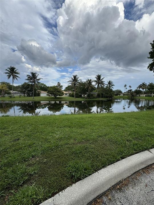 Active With Contract: $2,000 (1 beds, 1 baths, 690 Square Feet)