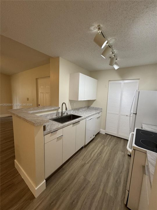Active With Contract: $2,000 (1 beds, 1 baths, 690 Square Feet)