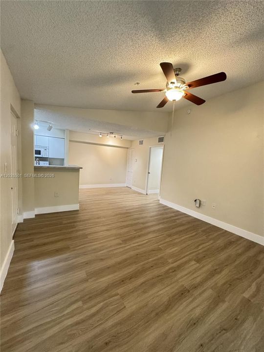 Active With Contract: $2,000 (1 beds, 1 baths, 690 Square Feet)