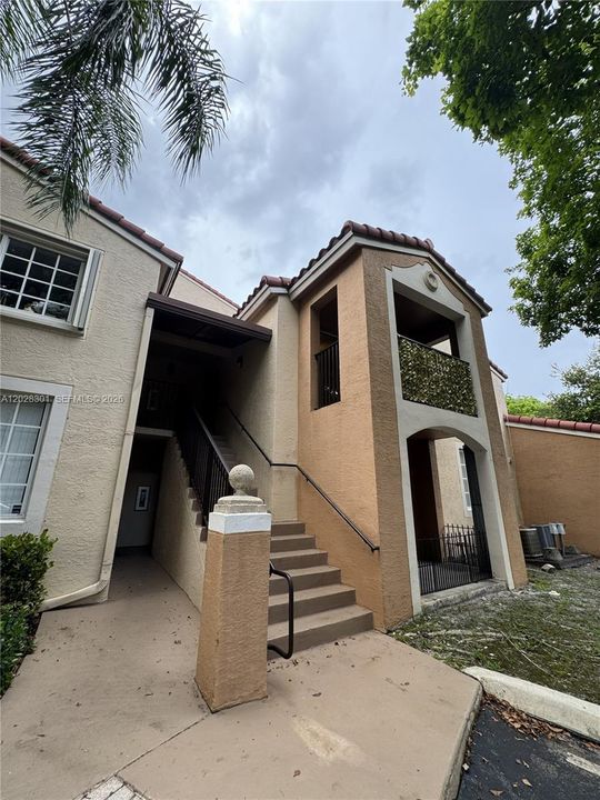 Active With Contract: $2,000 (1 beds, 1 baths, 690 Square Feet)