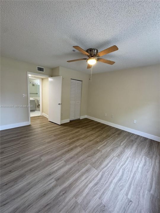 Active With Contract: $2,000 (1 beds, 1 baths, 690 Square Feet)
