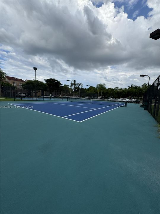 Active With Contract: $2,000 (1 beds, 1 baths, 690 Square Feet)