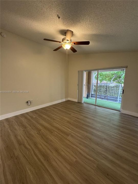 Active With Contract: $2,000 (1 beds, 1 baths, 690 Square Feet)