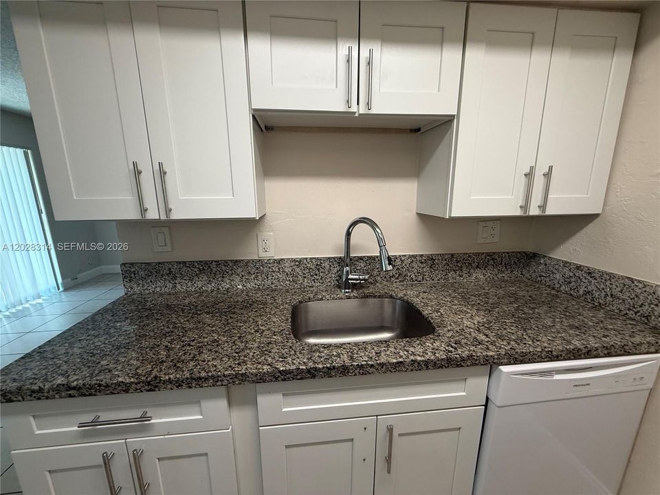 В аренду: $2,050 (2 спален, 1 ванн, 944 Квадратных фут)