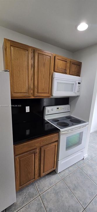 For Sale: $195,000 (2 beds, 1 baths, 986 Square Feet)