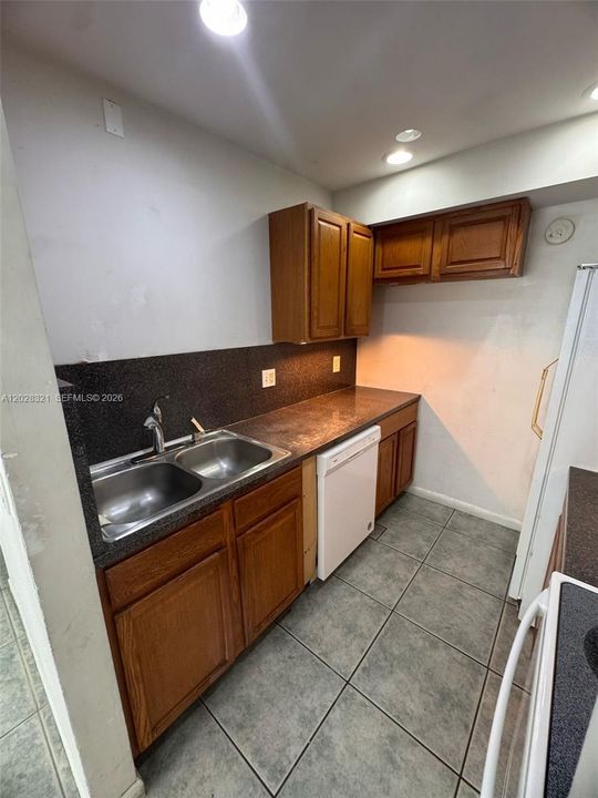 For Sale: $195,000 (2 beds, 1 baths, 986 Square Feet)