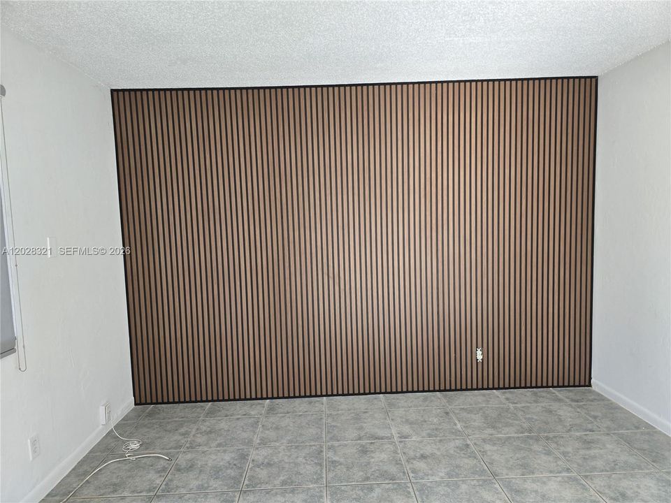 For Sale: $195,000 (2 beds, 1 baths, 986 Square Feet)