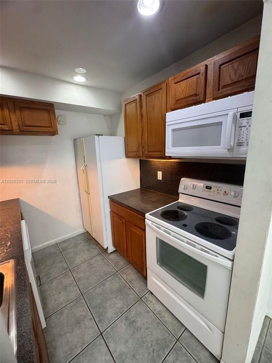 For Sale: $195,000 (2 beds, 1 baths, 986 Square Feet)