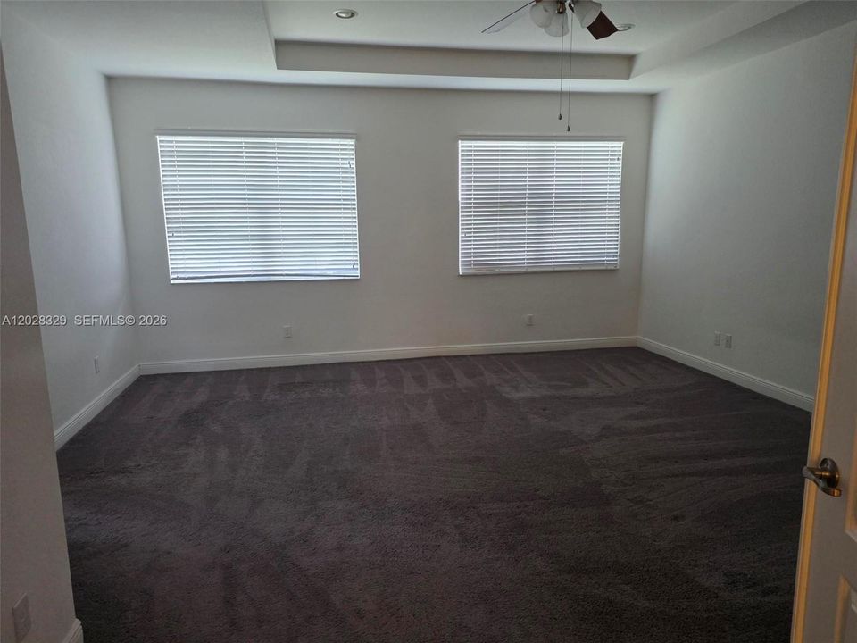 Activo con contrato: $5,300 (4 camas, 4 baños, 2982 Pies cuadrados)