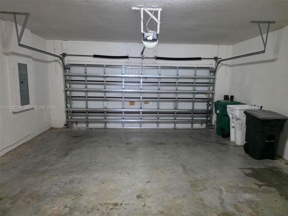 Activo con contrato: $5,300 (4 camas, 4 baños, 2982 Pies cuadrados)