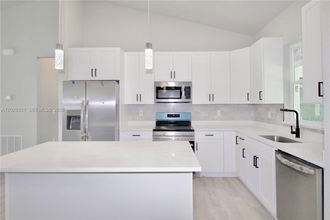 На продажу: $349,900 (3 спален, 3 ванн, 1723 Квадратных фут)