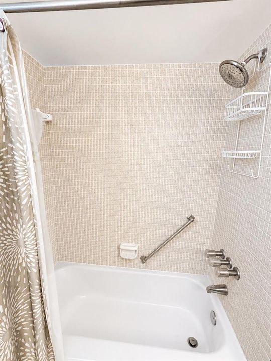 18 Colonial Club Dr 200 Gust Shower & Tu