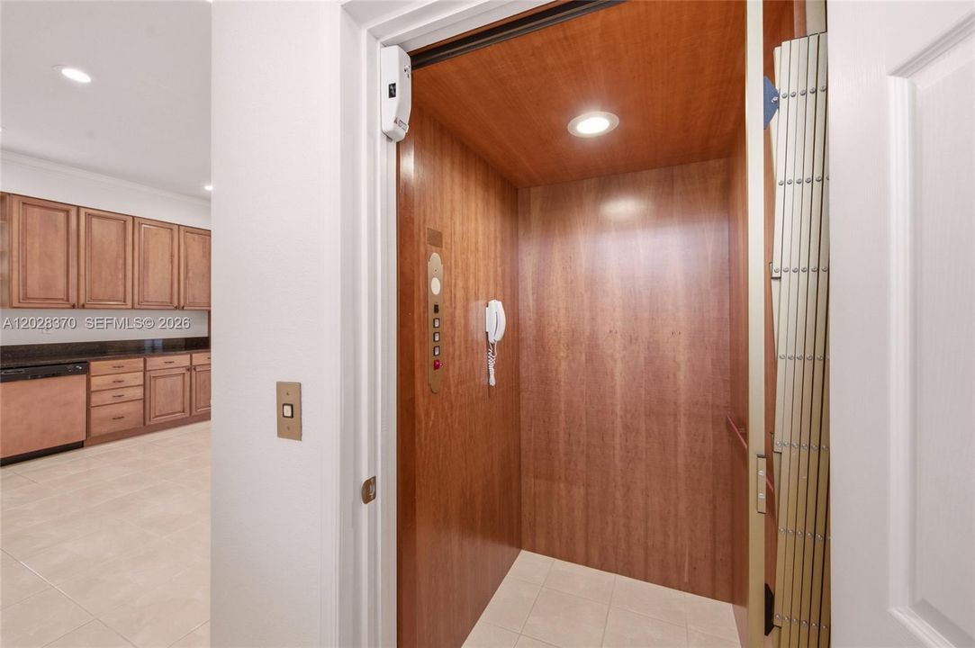 En Venta: $1,525,000 (6 camas, 5 baños, 3864 Pies cuadrados)