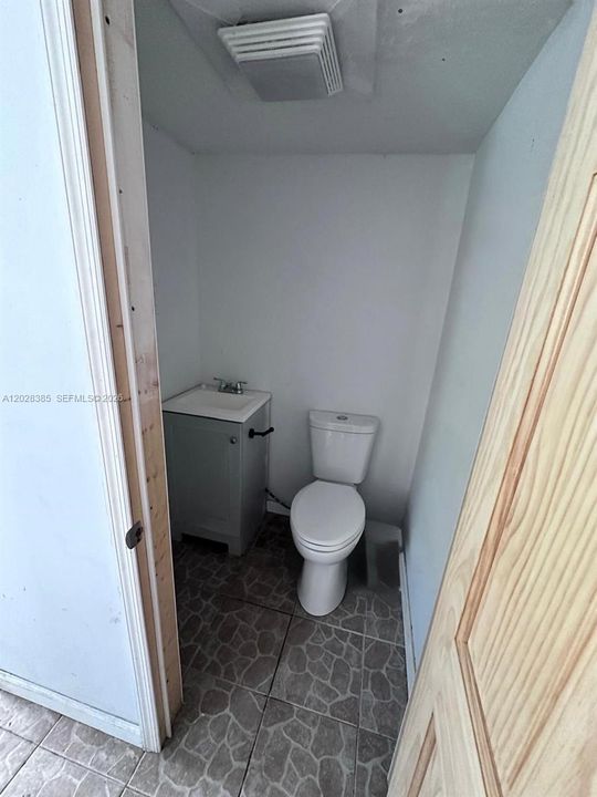 На продажу: $399,000 (2 спален, 1 ванн, 700 Квадратных фут)