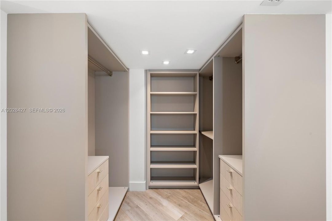 En Venta: $3,990,000 (3 camas, 3 baños, 2480 Pies cuadrados)