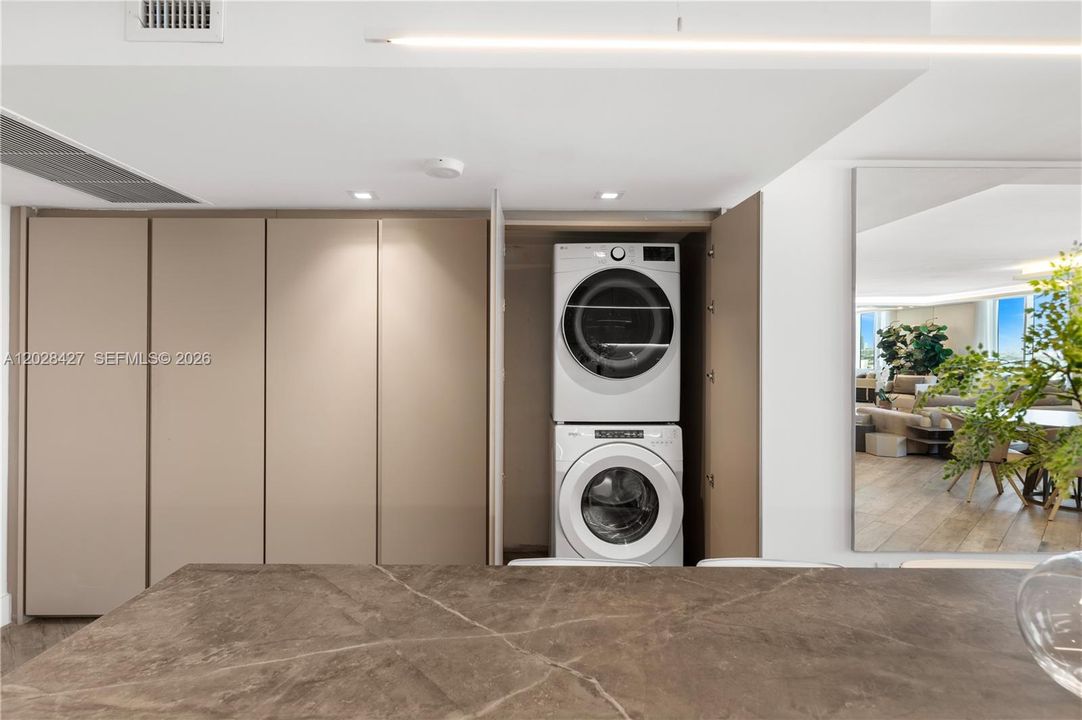 En Venta: $3,990,000 (3 camas, 3 baños, 2480 Pies cuadrados)