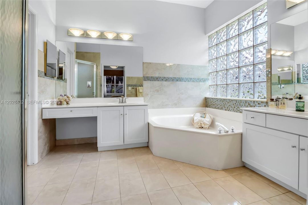 For Sale: $1,100,000 (5 beds, 3 baths, 2879 Square Feet)