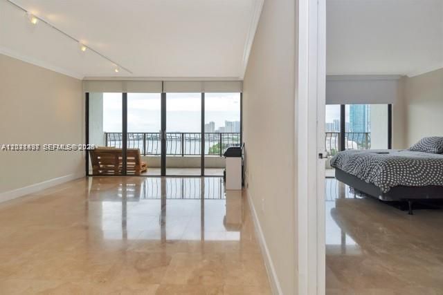 For Sale: $365,000 (1 beds, 1 baths, 800 Square Feet)