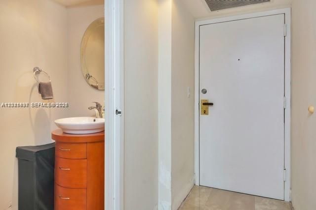 For Sale: $365,000 (1 beds, 1 baths, 800 Square Feet)