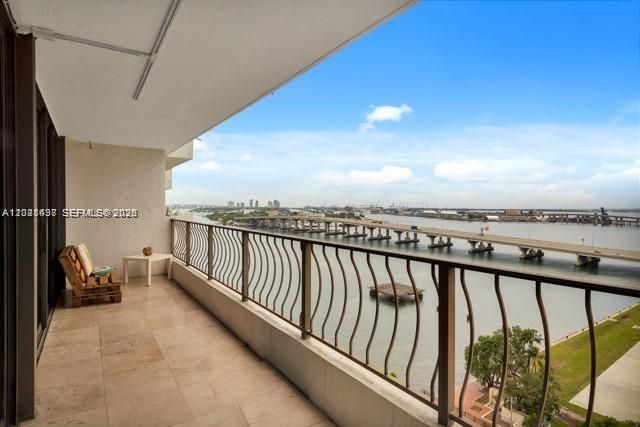 For Sale: $365,000 (1 beds, 1 baths, 800 Square Feet)