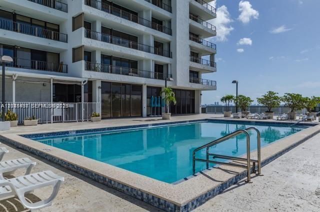 For Sale: $365,000 (1 beds, 1 baths, 800 Square Feet)