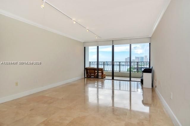 For Sale: $365,000 (1 beds, 1 baths, 800 Square Feet)