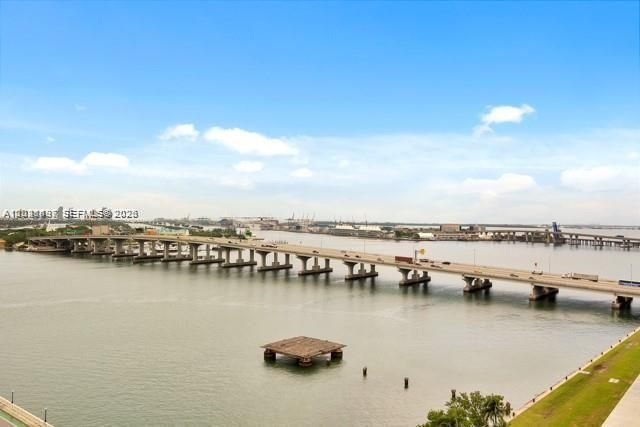 For Sale: $365,000 (1 beds, 1 baths, 800 Square Feet)