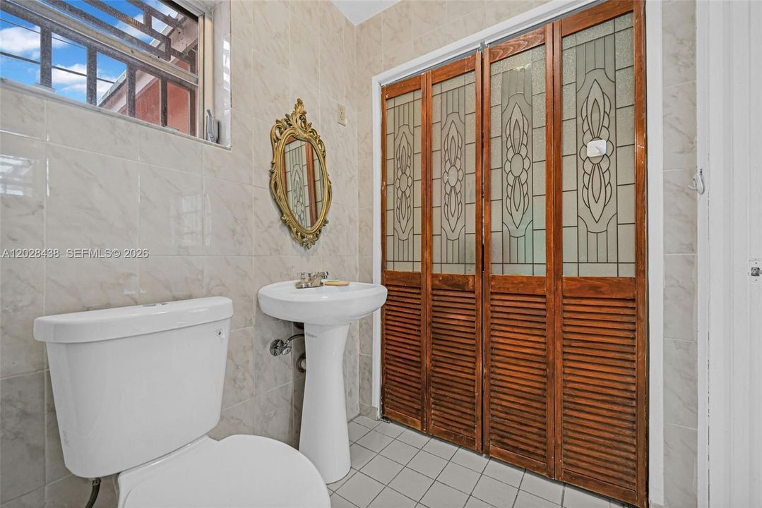 For Sale: $800,000 (5 beds, 3 baths, 1894 Square Feet)
