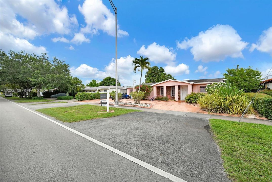 For Sale: $800,000 (5 beds, 3 baths, 1894 Square Feet)