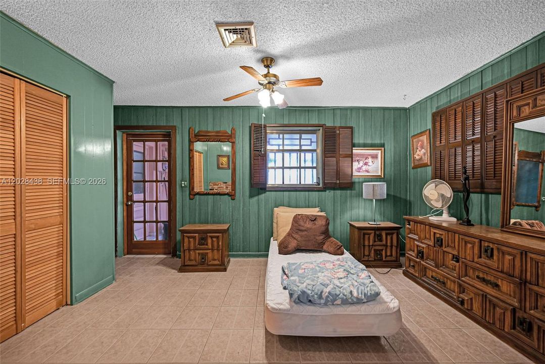 For Sale: $800,000 (5 beds, 3 baths, 1894 Square Feet)