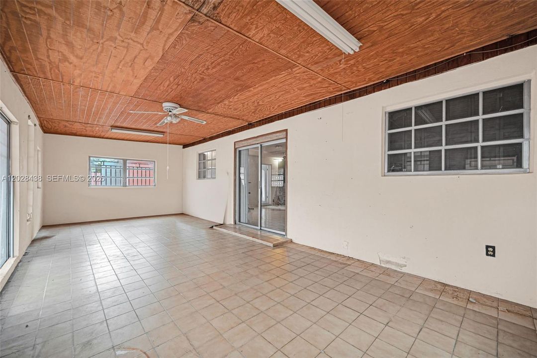 For Sale: $800,000 (5 beds, 3 baths, 1894 Square Feet)