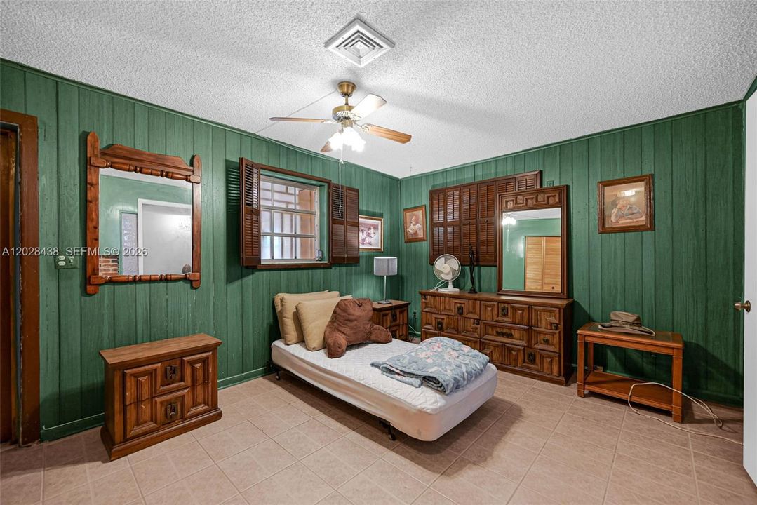 For Sale: $800,000 (5 beds, 3 baths, 1894 Square Feet)