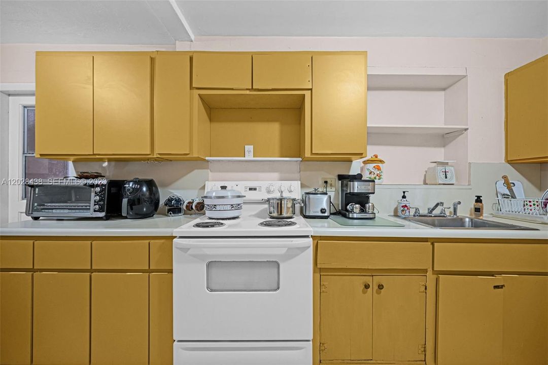 For Sale: $800,000 (5 beds, 3 baths, 1894 Square Feet)