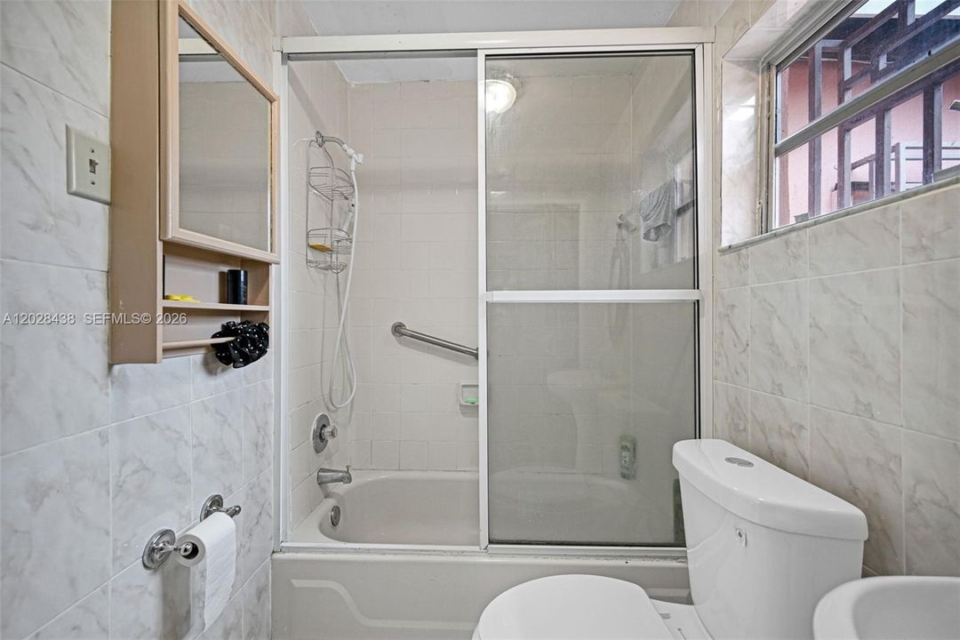 For Sale: $800,000 (5 beds, 3 baths, 1894 Square Feet)